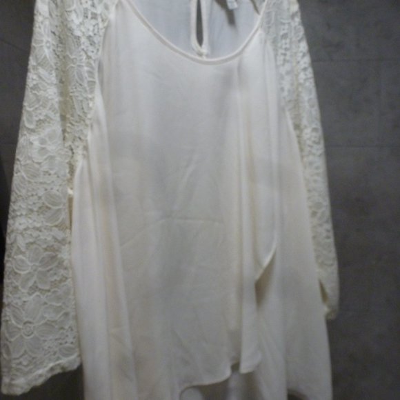 Cato 26/28 White Double layered draped front 3/4 Sleeve Top w/ Lace sleeves - Picture 8 of 12